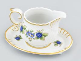 Hollóházi áfonyás porcelán kiöntő és alátét. Kézzel festett, jelzett, hibátlan 18x11 cm