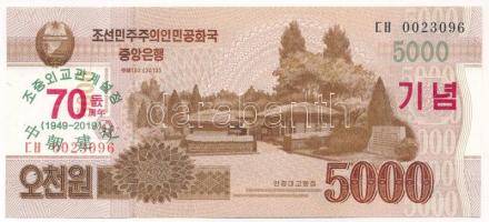 Észak-Korea 2019. 5000W "A Koreai Népi Demokratikus Köztársaság és Kína diplomáciai kapcsolatának 70. évfordulója" emlékkiadás T:UNC North Korea 2015. 5000 Won 70th anniversary of Establishment of Diplomatic Relations between China and DPR Korea" commemorative note C:UNC Krause P#CS25a