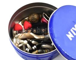 Egy doboznyi vegyes bizsu ékszer