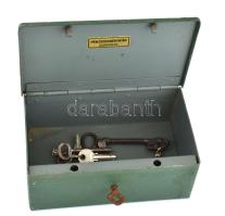 Páncélszekrénygyár pénz kazetta, kulccsal. 15x23 cm + régi kulcsok