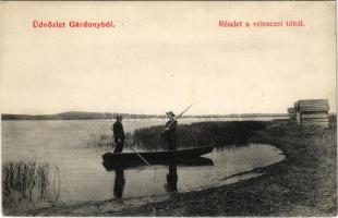 Gárdony, Részlet a velencei tóból, csónak, kabinok. Sz. K. felvétele