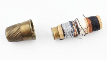 Díszes réz gyűszűtartó, benne gyűszű és cérna, h: 5 cm