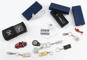 Vegyes kulcstartók (közte 3 db színesen világító üveg kulcstartó, díszdobozban) + MAN Slovakia utazó kvarc óra, jó állapotban, működik, 8,5x6,5x3 cm