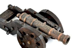 3 db ágyú. Réz, bronz, faragott fa, 19-30 cm