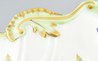 Herendi Viktória mintás kaspó. Kézzel festett, jelzett, minimális lepattanással d: 18 cm, m: 16 cm