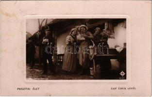 1909 Pusztai élet. Egy édes levél. Magyar folklór képeslap postással. Kiss Ferenc felvétele (fl)