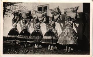 Kalocsa, kalocsai lányok népviseletben, magyar folklór (EK)