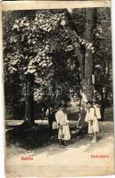 1913 Szliács, Sliac; Park részlet, folklór. Waktor Sámuel kiadása / park, folklore (vágott / cut)