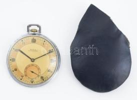 Doxa fém tokos zsebóra. Szép számlappal működő állapotban, tok hátul kacsos, bőr védőtokkal d: 45 mm