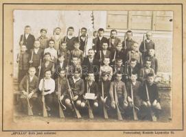 1930 Kisfiúk puskás osztályfotó, a hátoldalakon az osztály és a fiúk neveivel, Pesterzsébet, "A...
