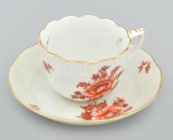 Herendi piros virágmintás csésze és alj. Kézzel festett, jelzett, a csészén hajszálrepedéssel, d: 6,5 - 11,5 cm