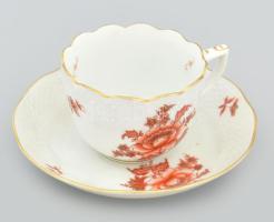 Herendi piros virágmintás csésze és alj. Kézzel festett, jelzett, a csésze füle sérült, ragasztott, d: 6,5 - 11,5 cm