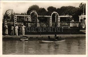 1939 Siófok, Rózsaliget, kapitány partra húzza a "Gyerevelem" nevű csónakot