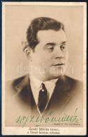 Szedő Miklós (1896-1978) orvos, operaénekes (tenor) aláírása az őt ábrázoló képen
