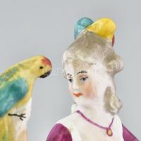 Rudolstadt német lány papagájjal, kézzel festett, ragasztott, jelzéssel, m: 14 cm
