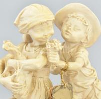 Capodimonte jelzéssel fiú és lány pár szobor, műgyanta(?), sérüléssel, m: 24,5 cm