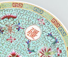 6 darab kínai tányér, kézzel festett, nyomott mintás, jelzéssel, kopással, d: 23 cm