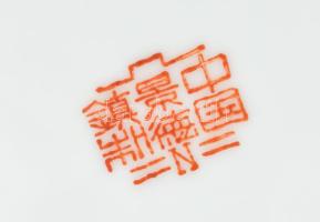 6 darab kínai tányér, kézzel festett, nyomott mintás, jelzéssel, kopással, d: 23 cm