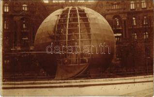 Budapest VI. Bethlen Gábor szobra földgömbbel letakarva a Köröndön, Tanácsköztársaság kikiáltásának ünnepsége 1919. május 1-én. photo (fl)