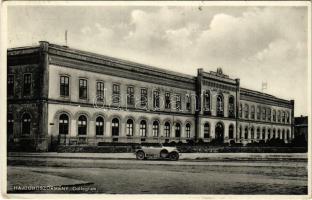 1933 Hajdúböszörmény, Bocskay Főgimnázium kollégium, automobil. Kiadja Karinger (EK)