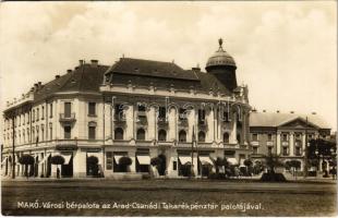 1936 Makó, Városi bérpalota az Arad-Csanádi Takarékpénztár palotájával. Kocsi Mihály üzlete, Mayer virágüzlet, Popper Gyula drogéria, dohányáruda, cukrászda, Fengerics István üzlete. Kiadja Kovács Sándor papírkereskedése. Knopfmacher J. felvétele