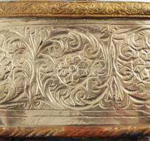 Régi lőportartó, réz díszítménnyel, kopásokkal, jelzés nélkül, m: 25 cm