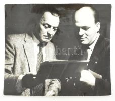 1957 Jávor Pál Amerikából való hazaérkezése után Sívó Emil rendezővel a Petőfi színházban felirtaozott sajtófotó 13x11 cm