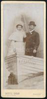 cca 1890 Házaspár Keszthelyen, Satrál Andor montázsszerű műtermi fotója, jó állapotban, 21×10 cm