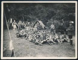 cca 1935 Cserkészzenekar erdei táborban, sétabottal vezénylő cserkészvezetővel, fotó, jó állapotban, 8,5×11 cm