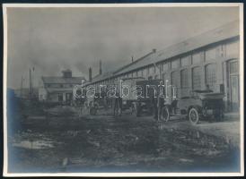 cca 1917 Különböző katonai járművek egy műhelyépület udvarán Eperjesen (Felvidék), fotó, jó állapotban, 8×11 cm