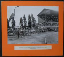Régi nagy méretű fénykép a B.K.V. sportolóinak felvonulásáról a Knopp utcai B.K.V. stadionban