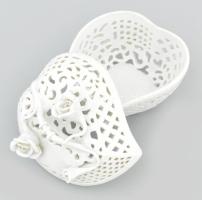 Herend áttört mintás bonbonier, virág plasztikákkal díszítve, masszába nyomott jelzéssel, minimális ...