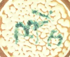 B. Várdeák Ildikó (1929-2013) mázas, kézzel festett, kerámia dísztálka, jelzett, lepattanással, mázh...