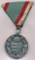 1929. "Magyar Háborús Emlékérem kardokkal, sisakkal" ezüstözött hadifém kitüntetés mellsza...