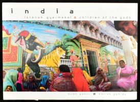 India. Istenek gyermekei. Children of Gods. Szerk.: Rajsli Emese. Szöveg: Hidas Gergely, Kiss Csaba, Zentai György, fotó: Bodó Gábor, Kallus György. Bp., 2004., Magus Design Studio. Magyar és angol nyelven. Kiadói kartonált papírkötés, kiadói papír védőborítóban.