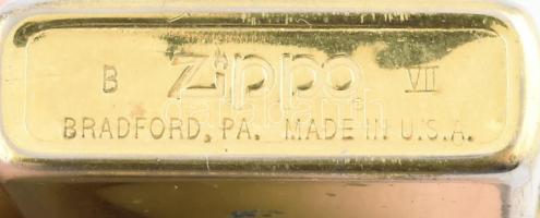 Zippo öngyújtó, bőr tokkal, kopással, jelzéssel, m: 5,5 cm