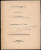 Buday Árpád: Daciai problémák, problemes daciques. Buday Árpád (1879-1937) régész, egyetemi tanár által dedikált! Kolozsvár,1912, Steif Jenő. 75-96 p. Magyar és francia nyelven. Két cikk különlenyomata a Dolgozatok az Erdélyi Nemzeti Múzeum Érem és Régiségtárából c. folyóirat 1912. évi első füzetéből. Kiadói papírboríték, borító jobb felső sarka sérült és hiányos, utolsó néhány francia nyelvű lap feltehetően hiányzik. Ritka! / with autograph dedication by the author. In Hungarian and French languaguae, last pages in French missing. Rare!