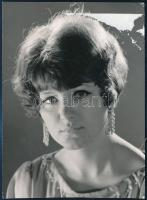 1968 Nagy Éva táncdalénekesnő aláírása az őt ábrázoló fotó hátoldalán, fotó felülete sérült