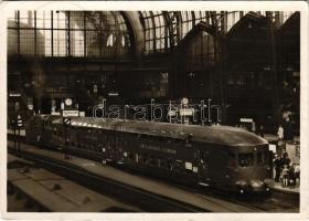 1937 Hamburg, Hofbahnhof, Doppeldeckzug der Lübeck-Büchener Eisenbahn / railway station, Double deck train (EK)