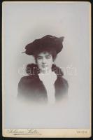 cca 1890 2 db női divat kabinetfotó Stefan Saitz 11x17 cm, 17 x21 cm