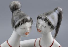 Hollóházi pletykálkodók, kézzel festett, jelzett, hibátlan, m:22 cm kosárral