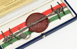 1989 A Magyar-Osztrák határon húzódó vasfüggöny egy darabja, magyar szalaggal, díszobozban, leírássa...