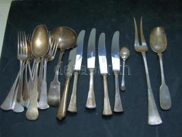 Kis ezüst evőeszköz tétel a századelőről, benne 1db merőkanál, 9db villa, 2db kanál, 1db tálalóvilla, 6db kiskanál, összesen 830g + 5db ezüstnyelű kés