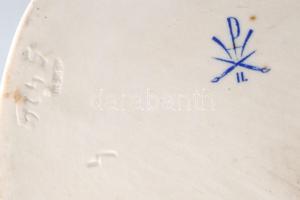 Herendi gyermekét szoptató anya. Kézzel festett, jelzett, hibátlan, m: 19,5 cm