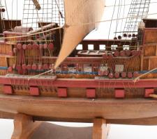 A "Santa Maria" Horváth Jenő egyedi építésű, nagy méretű hajómodellje Kolombusz Kristóf ve...