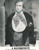 cca 1972 ,,A mesterdetektív" című angol film egy jelenete, 1 db vintage produkciós filmfotó ezüst zselatinos fotópapíron, a használatból eredő (esetleges) kisebb hibákkal, 24x18 cm