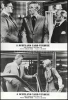 cca 1975 ,,A Scotland Yard vendége című angol bűnügyi film két jelenete, 2 db vintage produkciós filmfotó ezüst zselatinos fotópapíron, a használatból eredő (esetleges) kisebb hibákkal, 18x24 cm
