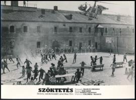 1975 ,,Szöktetés" című amerikai film egy jelenete, 1 db vintage produkciós filmfotó ezüst zselatinos fotópapíron, a használatból eredő (esetleges) kisebb hibákkal, 18x24 cm