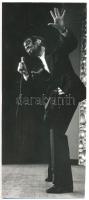 Sammy Davis (1925-1990) amerikai előadóművész énekel, 1 db vintage fotó, ezüst zselatinos fotópapíron, felületén törésvonal, 22,8x9,6 cm