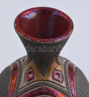 Art deco női fejes kis váza lüszteres mázzal, jelzés nélkül, kopásnyomokkal, m: 12 cm